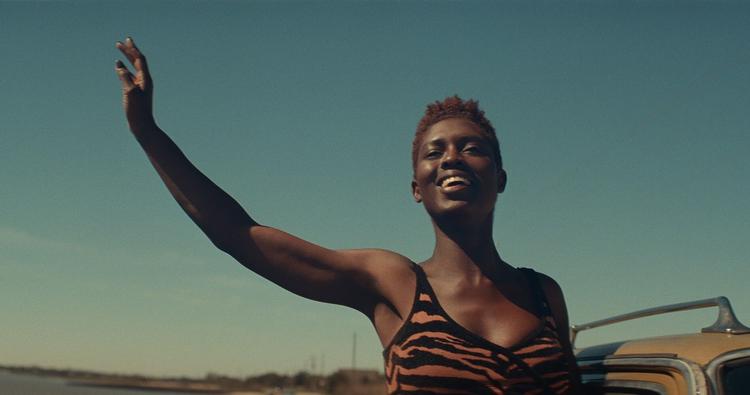 Jodie Turner-Smith  er den ene af hovedrolleindehaverne i den prisvindende film ’Queen & Slim’ . Selv om den udkom sidste år, foregriber filmen sommerens fokus på politivold og demonstrationer mod racisme. Foto: Universal Pictures