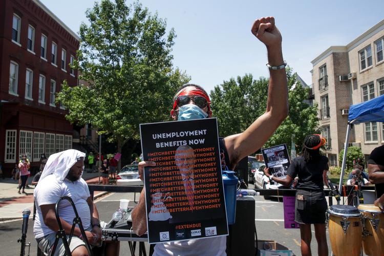 Amerikaner protesterer onsdag den 22. juli for en forlængelse af økonomisk understøttelse til arbejdsløse i USA's hovedstad, Washington D.C.  Foto: Jonathan Ernst/Ritzau Scanpix