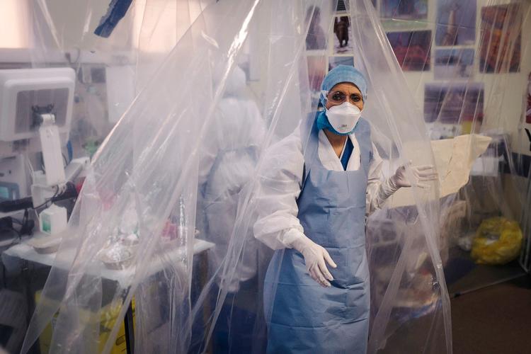 Krisen blev udløst af covid-19. Derfor undrer det kritikerne, at en kæmpebevilling til en fælles sundhedsindsats forsvandt under  EU-topmødet. Billedet er fra et fransk hospital  starten af pandemien,  da der var stor mangel på værnemidler.  Foto: Lucas Barioulet/Ritzau Scanpix