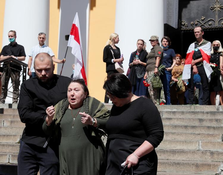 Moderen til en ukrainsk soldat hjælpes ud af kirken efter sønnens begravelse. Han omkom i kampene mod pro-russiske separatister Foto: Gleb Garanich/Ritzau Scanpix