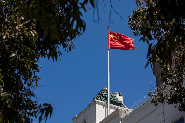 Ifølge de amerikanske myndigheder har en kinesisk studerende søgt tilflugt på det kinesiske konsultat i San Francisco (billedet). Ifølge myndighederne arbejder vedkommende også for den kinesiske hær. I Kina vil myndighederne nu lukke det amerikanske konsulat i byen Chengdu. Foto: Philip Pacheco/Ritzau Scanpix