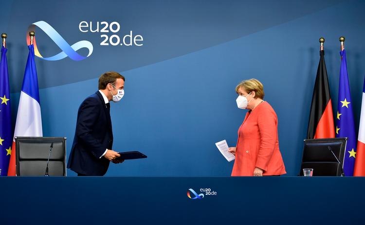 Frankrigs præsident Macron og Tysklands bundekansler Merkel kunne tirsdag præsentere resultatet af topmødets maratonforhandlinger. Spørgsmålet er, om aftalens milliardtilskud til nødlidende lande blot var en enlig svale. Foto John Thys