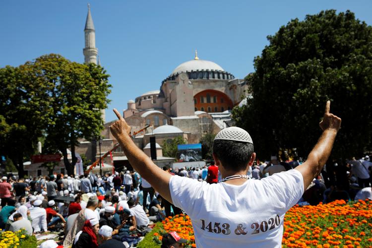 Hagia Sophia var førhen katedral for ortodokse kristne i den tyrkiske storby Istanbul. I 1453 blev den omdannet til moské, efter tyrkiske angribere havde erobret byen. I 1934 blev den omdannet til museum. Foto: Umit Bektas/Ritzau Scanpix