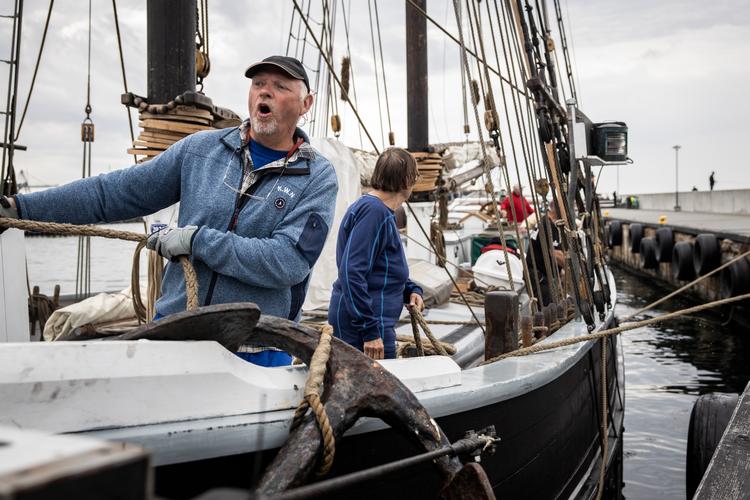 Det kræver samarbejde og god kommunikation at være en del af en besætning på et skib. Det vigtigste for Peter Møller-Johansen er de menneskelige relationer, han får om bord. 
 Foto: Jens Hartmann Schmidt/POLFOTO