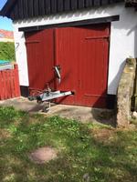 Tidligere på ugen bragte vi et billede fra Allinge på Bornhom, hvor en husejer havde parkeret sin varevogn på en måde, der fik den til at fungere som en slags karnap. I nabobyen Sandvig har hele to læsere, Karin Risvig og Erik Kirkegaard, fundet denne løsning på et garageproblem. Foto: Karin Risvig.

 