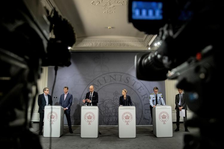 Der er opstået tvivl om, hvem der reelt anbefalede regeringen at lukke Danmark ned under coronaepidemien. Her står flere af de centrale aktører til  Foto: Mads Nissen/POLFOTO