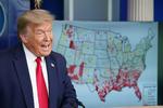 Præsident Trump fortæller om den aktuelle smittesituation ved et pressemøde i Det Hvide Hus torsdag. Flere sundhedseksperter opfordrer ham til at skifte kurs og lukket landet helt ned for at bekæmpe coroanvirus. Foto: Kevin Lamarque/Ritzau Scanpix