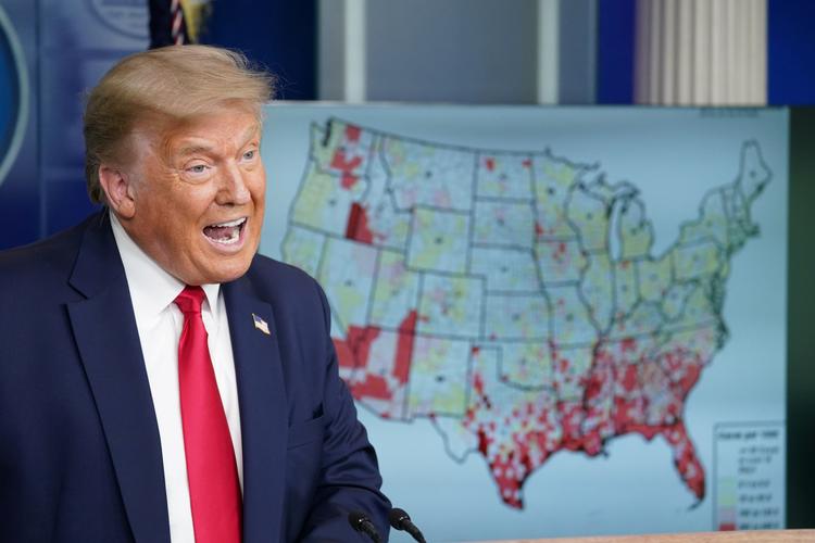 Præsident Trump fortæller om den aktuelle smittesituation ved et pressemøde i Det Hvide Hus torsdag. Flere sundhedseksperter opfordrer ham til at skifte kurs og lukket landet helt ned for at bekæmpe coroanvirus. Foto: Kevin Lamarque/Ritzau Scanpix