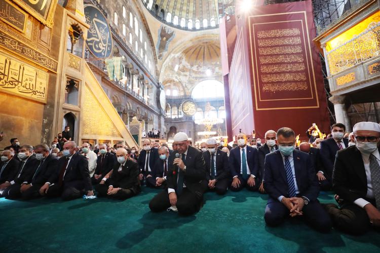 Genåbningen af Hagia Sophia som moske blev indledt med, at Tyrkiets præsident, Recep Tayyip Erdogan, citerede fra Koranen. Foto: Mustafa Kamaci/Ritzau Scanpix