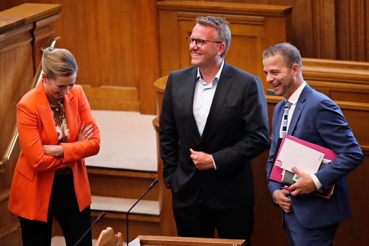 Statsminister Mette Frederiksen, skatteminister Morten Bødskov og Radikales Morten Østergaard ved    Folketingets afslutningsdebat. Om lidt venter næste folketingsår.    Foto: Jens Dresling/POLFOTO