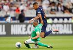  Efter denne 'tackling' i den franske pokalfinale blev Kylian Mbappe båret fra banen og Loic Perrin udvist. Foto: Christian Hartmann/Ritzau Scanpix