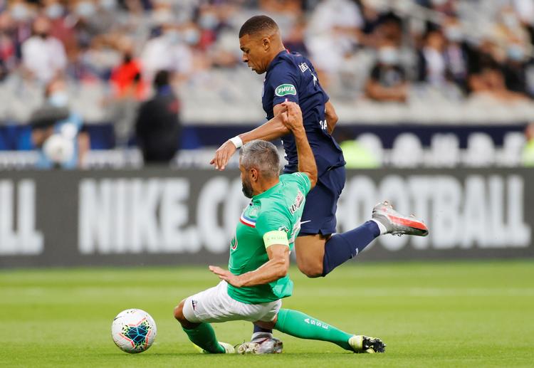  Efter denne 'tackling' i den franske pokalfinale blev Kylian Mbappe båret fra banen og Loic Perrin udvist. Foto: Christian Hartmann/Ritzau Scanpix