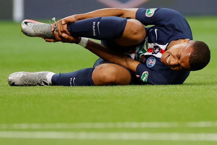 Forstuvningen af den ene ankel gør det til et spørgsmål, om Kylian Mbappé kan blive klar til Paris SG's Champions Lague-kvartfinale mod Atalanta  12. august. Foto: Christian Hartmann/Ritzau Scanpix