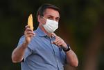 Jair Bolsonaro, som af uransagelige årsager her viser en banan frem, har på twitter meddelt, at hans seneste coronatest er negativ. Foto: Evaristo Sa/Ritzau Scanpix