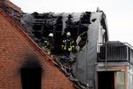 Redningsmandskab besigter det hus, som det lille fly styrtede ned i. Foto: Leon Kuegeler/Ritzau Scanpix