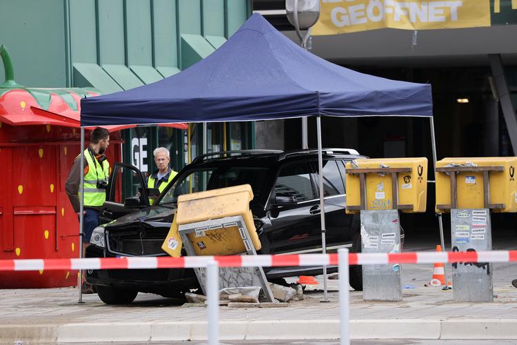 Syv er kommet til skade, efter at en mand er kørt ind i en menneskemængde i en sort Mercedes-Benz på Hardenbergplatz tæt på Bahnhof Zoologischer Garten i centrum af Berlin. Foto: Fabrizio Bensch/Ritzau Scanpix