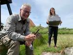 Det er en halv times komprimeret historietime, når altid entusiastiske Rane Willerslev, direktør for Nationalmuseet, og forfatter og ø-ekspert Christina Vorre tager på rundrejse mellem danske småøer. Foto: Lasse Spang Olsen/DR