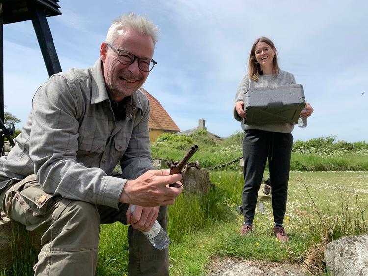 Det er en halv times komprimeret historietime, når altid entusiastiske Rane Willerslev, direktør for Nationalmuseet, og forfatter og ø-ekspert Christina Vorre tager på rundrejse mellem danske småøer. Foto: Lasse Spang Olsen/DR