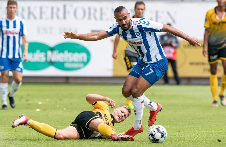OB's Issam Jebali vinder en duel i søndagens kamp mellem Horsens og OB i Superligaen på CASA Arena i Horsens, og fynboerne tog også den samlede gevinst.  Foto: Claus Fisker/Ritzau Scanpix