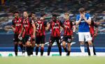 Bournemouth-spillerne gjorde alt, hvad de kunne for at holde fast i håbet om overlevelse i Premier League, og her har de scoret i søndagens duel på Goodison Park, mens Everton-spillerne græmmer sig. Foto: Clive Brunskill/Ritzau Scanpix