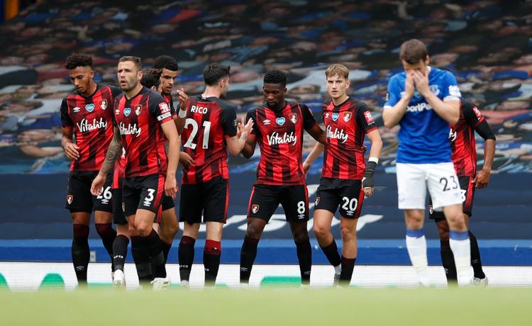 Bournemouth-spillerne gjorde alt, hvad de kunne for at holde fast i håbet om overlevelse i Premier League, og her har de scoret i søndagens duel på Goodison Park, mens Everton-spillerne græmmer sig. Foto: Clive Brunskill/Ritzau Scanpix