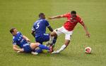 Situationen, der søndag blev optakt til en afgørelse af Champions League-skæbnen for Leicester og Manchester United. Anthony Martial fældes i anden halvleg af Leicesters Wes Morgan og Jonny Evans, og det udløste et straffespark, som Bruno Fernandes scorede på. Foto: Oli Scarff/Ritzau Scanpix