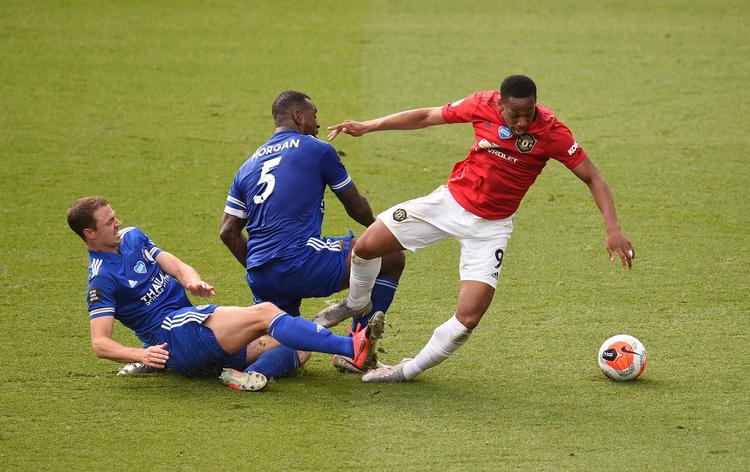 Situationen, der søndag blev optakt til en afgørelse af Champions League-skæbnen for Leicester og Manchester United. Anthony Martial fældes i anden halvleg af Leicesters Wes Morgan og Jonny Evans, og det udløste et straffespark, som Bruno Fernandes scorede på. Foto: Oli Scarff/Ritzau Scanpix