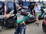 Cykelsportens ny virkelighed skabt af corona-krisen - en knap nok genkendelig Gregor Mühlberger interviewes efter sin sejr på enkeltstarten, som også indbragte ham den samlede gevinst i Sibiu Tour. Foto: Sibiu Tour. 