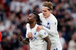 Dame N’Doye sikrede FCK sølvet, og fansene elsker ham. Men hans kontrakt udløber lige om lidt, og manager Ståle Solbakken tøver med at forlænge den.  Foto: Jens Dresling/POLFOTO