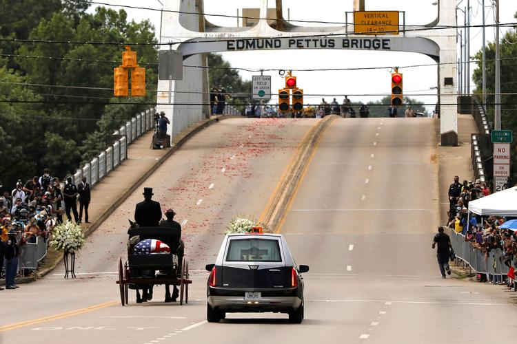 Kisten med John Lewis, der døde 17. juli, passerede den historiske Edmund Pettus-bro i Alabama, hvor Lewis for over 50 år siden marcherede for stemmerettigheder. Foto: Christopher Aluka Berry/Ritzau Scanpix