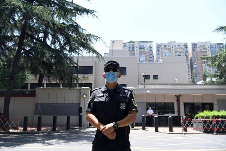En betjent vogter området foran det amerikanske konsulat i den kinesiske by Chengdu. Foto: Noel Celis/Ritzau Scanpix