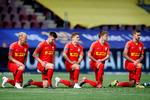 FC Nordsjælland tog initiativ til at knæle før superligakampen mod FC Midtjylland, der var med på protesten, der skulle markere, at alle liv er lige meget værd, og at sorte skal behandles på samme måde som hvide.  Foto: Jens Dresling/POLFOTO