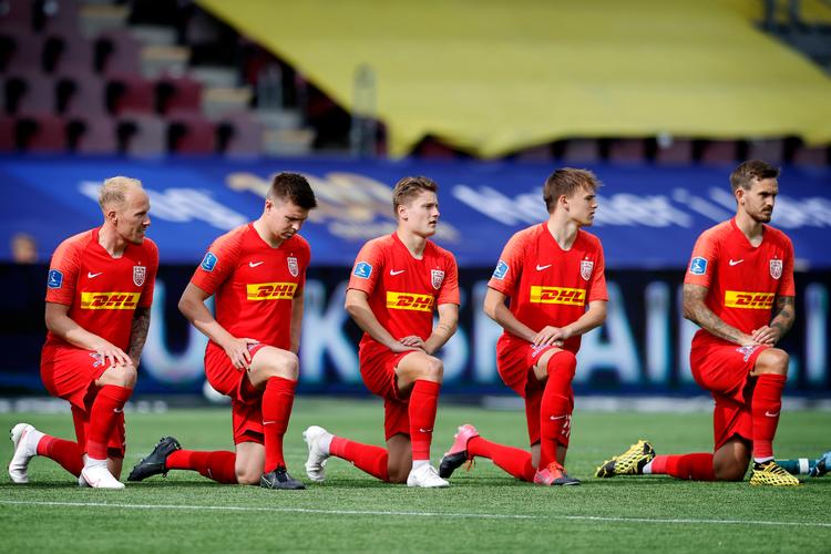 FC Nordsjælland tog initiativ til at knæle før superligakampen mod FC Midtjylland, der var med på protesten, der skulle markere, at alle liv er lige meget værd, og at sorte skal behandles på samme måde som hvide.  Foto: Jens Dresling/POLFOTO