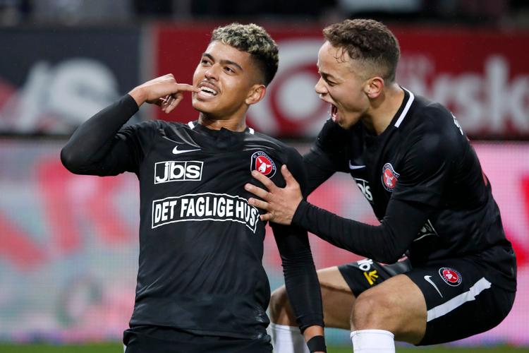     Superligafodbold på MCH Arena: FC Midtjylland -FCK. FC Midtjyllands Evander Ferreira har scoret til 2-0 og jubler med Mikael Anderson.   Foto: Jens Dresling/POLFOTO