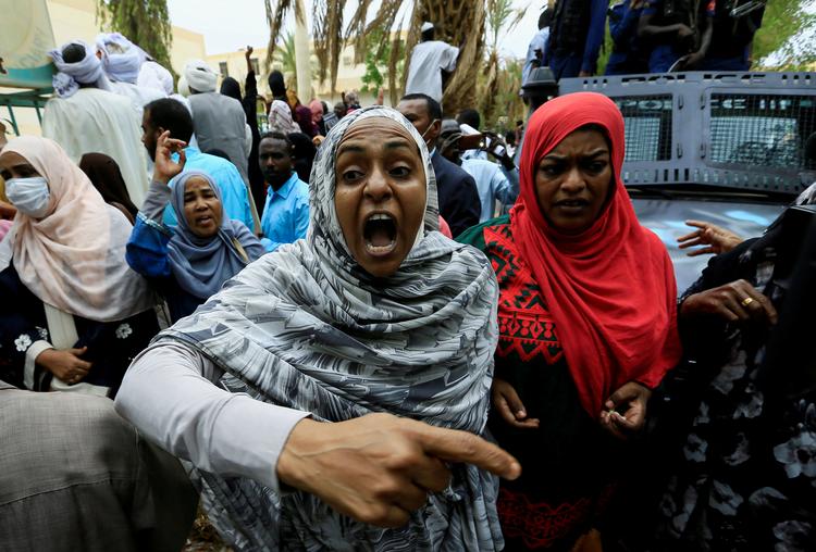En kvinde råber slagord i forbindelse med en demonstration mod præsident Omar al-Bashir. Foto: Mohamed Nureldin Abdallah/Ritzau Scanpix