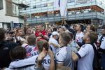 AGF-fans fejrede bronzemedaljerne flere steder i Aarhus, blandt andet som her på Telefontorvet. Foto: Mikkel Berg Pedersen/Ritzau Scanpix