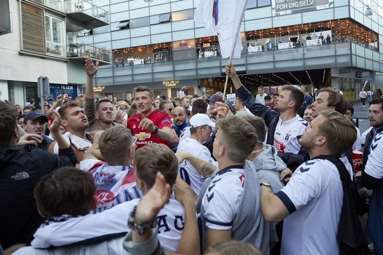 AGF-fans fejrede bronzemedaljerne flere steder i Aarhus, blandt andet som her på Telefontorvet. Foto: Mikkel Berg Pedersen/Ritzau Scanpix