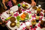Et veldækket bord til sommerens gæster skal være en fornøjelse - ikke en pligt , der skal gentages gang på gang hen over dagen, mener Bente Klarlund Foto: Miriam Dalsgaard/POLFOTO