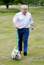  Boris Johnson prøver at følge med Dilyn. Det er ham, der skal tabe sig. Ikke hunden.  Foto: Eyevine/Ritzau Scanpix