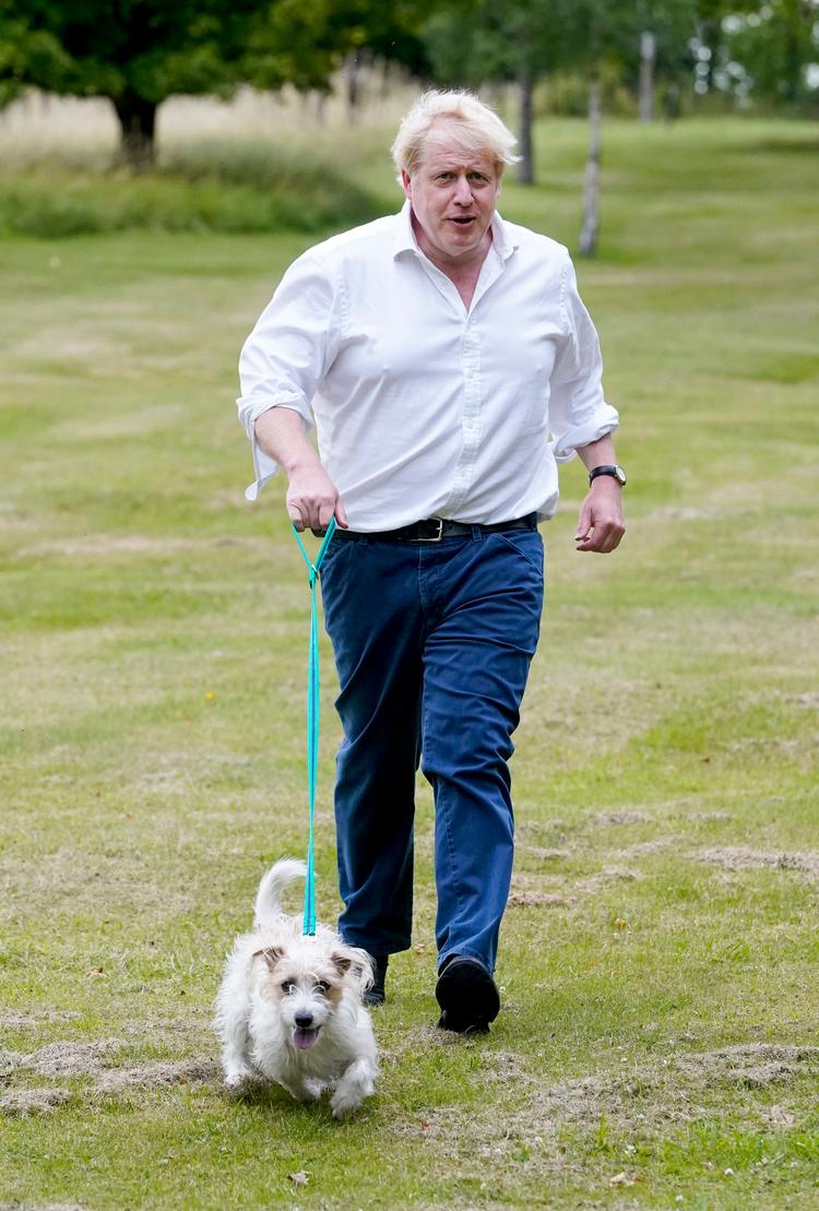 Boris Johnson prøver at følge med Dilyn. Det er ham, der skal tabe sig. Ikke hunden.  Foto: Eyevine/Ritzau Scanpix