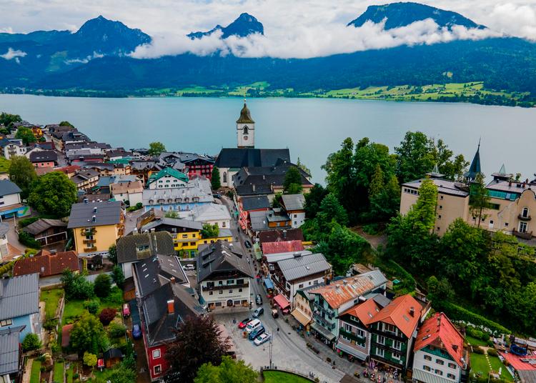 Byen St. Wolfgang er centrum for turismen ved Wolfgangsee, hvor mere end 50 mennesker i weekenden blev smittet med covid-19.   Foto: Kerschbaummayr/Ritzau Scanpix