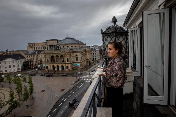 Fra værelse 411 er der ikke færre end fem udgange til den cirka 17 meter lange altan, som byder på en sublim udsigt over byen og det pulserende liv. Som man vildt nok ikke kan høre inde fra suiten.   Foto: Jacob Ehrbahn/POLFOTO