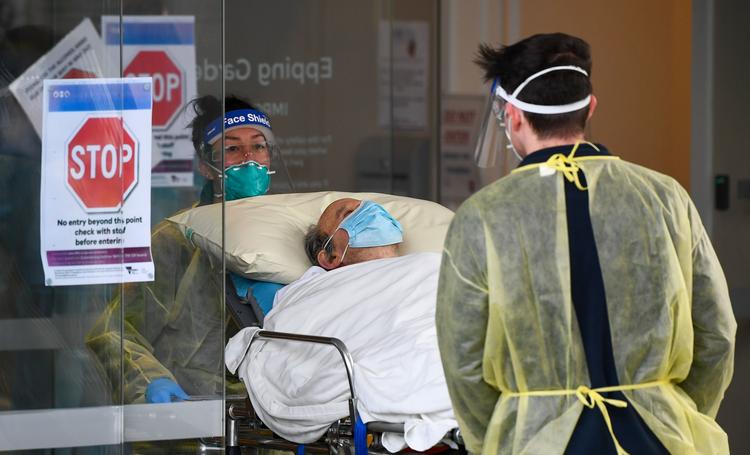 Ambulance personale transporterer en en patient, smittet med covid-19, fra et plejehjem i Melbourne. WHO har seks gange erklæret en international sundhedskrise. Af dem er coronapandemien den mest alvorlige. Foto: William West/Ritzau Scanpix