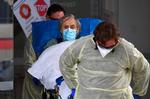 I Melbourne, Australien, bliver en plejehjemsbeboere tirsdag fragtet til et hospital efter et ny udbrud af coronavirus.   Foto: William West/Ritzau Scanpix