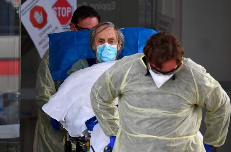 I Melbourne, Australien, bliver en plejehjemsbeboere tirsdag fragtet til et hospital efter et ny udbrud af coronavirus.   Foto: William West/Ritzau Scanpix