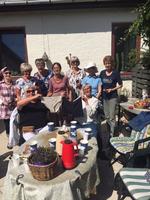 Her ses Lene Abros (t.v.) og Søren Ryges underbukser (t.h.) inden nedgravning i selskab med damer fra Glostrup Aktivitetscenter og kaffe og småkager.  Foto: Privat