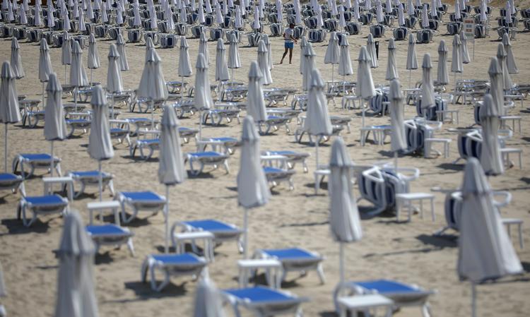 Tomme strandstole i Sunny Beach i Bulgarien fortæller historien om manglende turister på grund af coronavirussen. Foto: Stoyan Nenov/Ritzau Scanpix Foto: Stoyan Nenov/Ritzau Scanpix