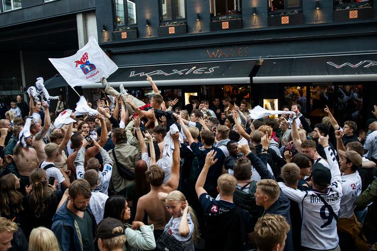 AGF-fansene fejrede søndag bronzemedaljerne - det første metal til klubben i 23 år - med voldsomt engagement. Foto: Jens Hartmann Schmidt/POLFOTO