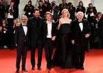 På grund af coronakrisen er det ikke sikkert, den røde løber ved filmfestivalen i Venedig til september vil være spækket med lige så store stjerner som normalt. Her ses instruktør Giuseppe Capotondi med skuespillerne fra hans film 'The Burnt Orange Heresy'  blandt andre Claes Bang, Mick Jagger, Elizabeth Debicki og Donald Sutherland. Filmen afventer dansk biografpremiere. Foto: Piroschka van de Wouw/Ritzau Scanpix Foto: Piroschka Van De Wouw/Ritzau Scanpix