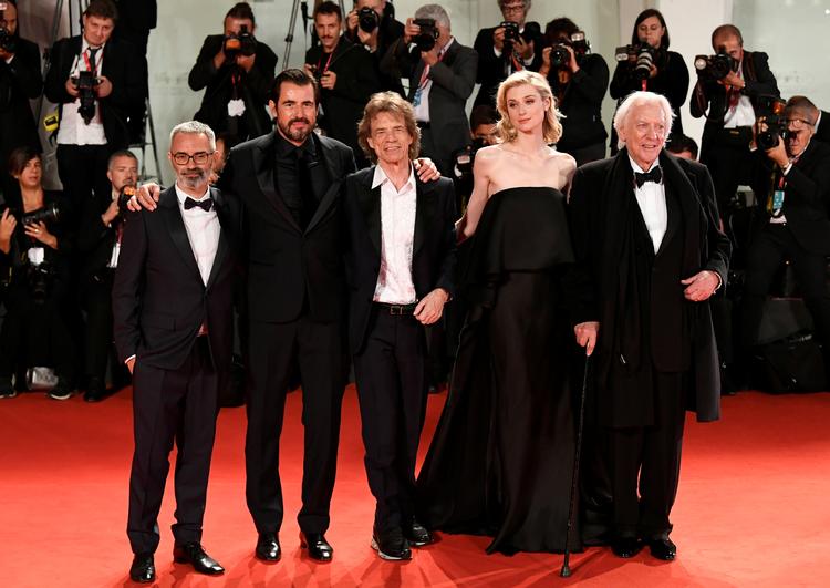 På grund af coronakrisen er det ikke sikkert, den røde løber ved filmfestivalen i Venedig til september vil være spækket med lige så store stjerner som normalt. Her ses instruktør Giuseppe Capotondi med skuespillerne fra hans film 'The Burnt Orange Heresy'  blandt andre Claes Bang, Mick Jagger, Elizabeth Debicki og Donald Sutherland. Filmen afventer dansk biografpremiere. Foto: Piroschka van de Wouw/Ritzau Scanpix Foto: Piroschka Van De Wouw/Ritzau Scanpix